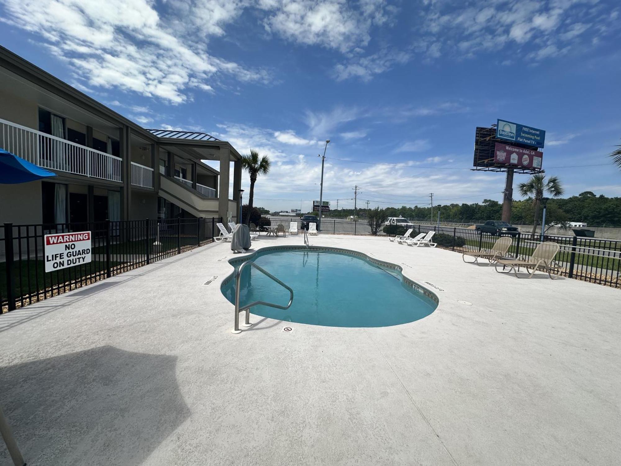 Days Inn By Wyndham Adel I-75 Екстериор снимка