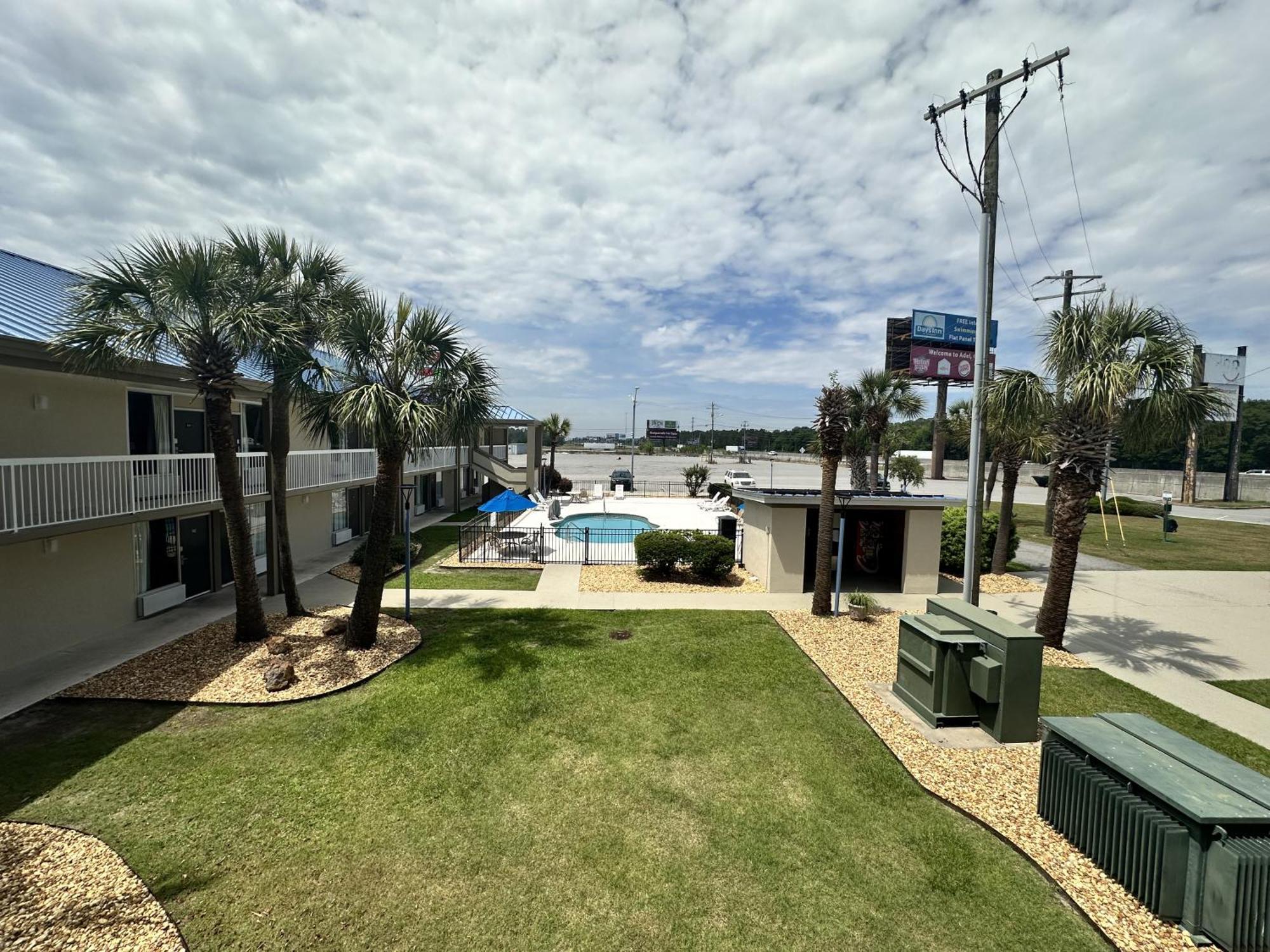 Days Inn By Wyndham Adel I-75 Екстериор снимка