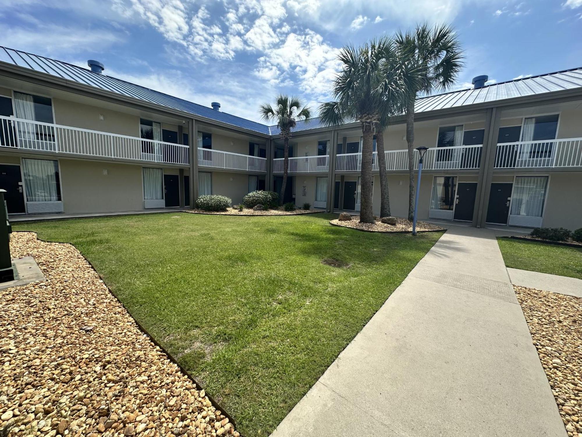 Days Inn By Wyndham Adel I-75 Екстериор снимка
