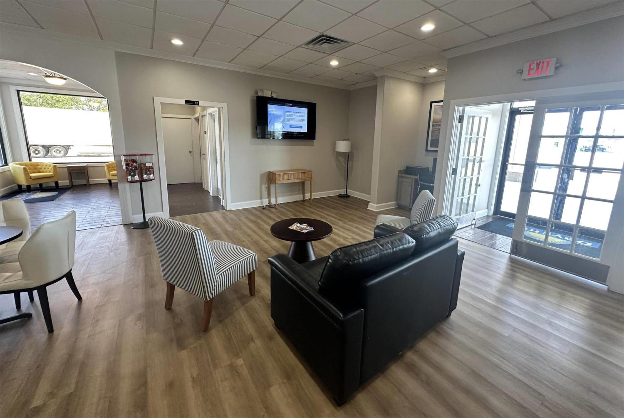 Days Inn By Wyndham Adel I-75 Екстериор снимка