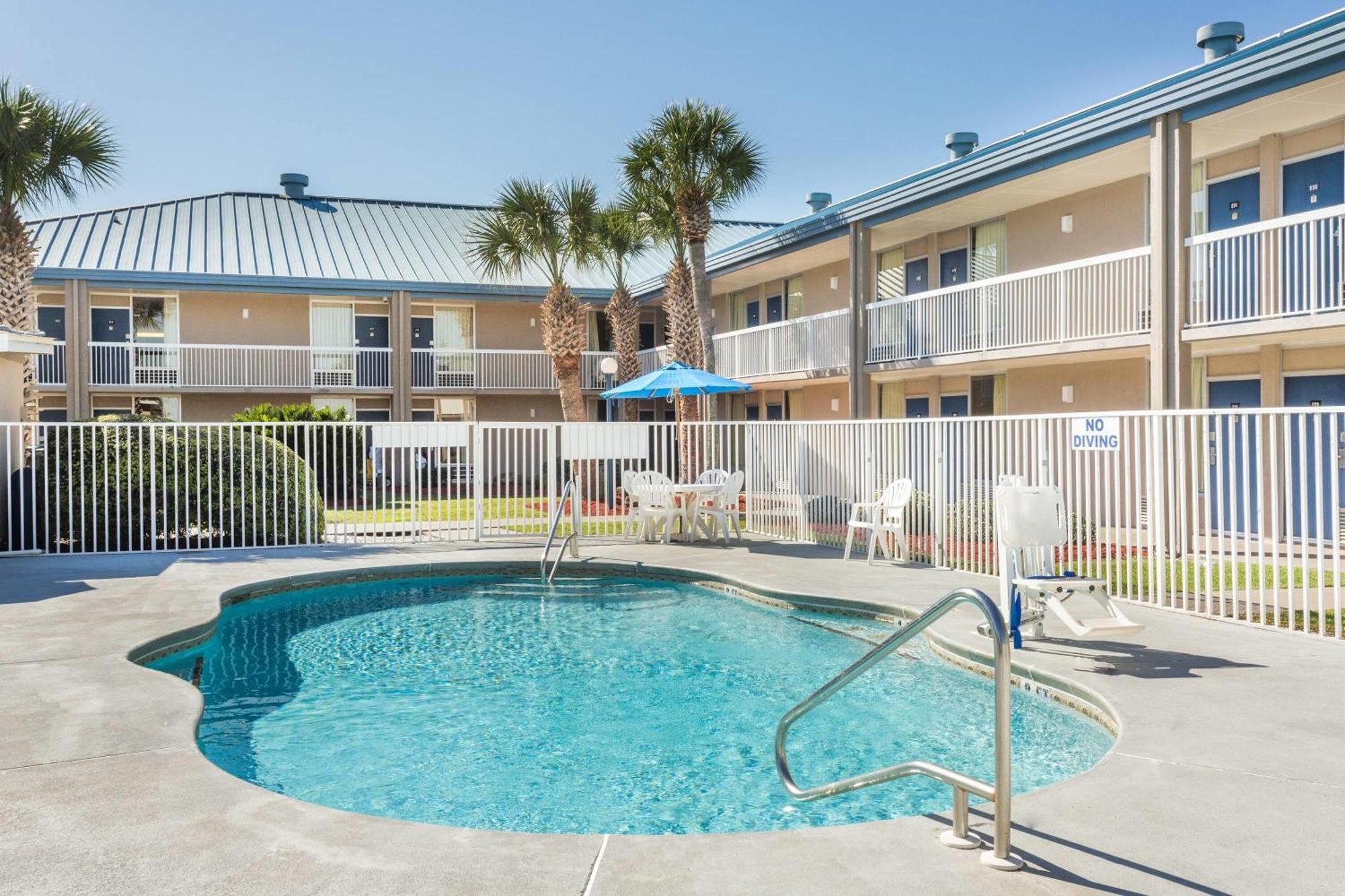 Days Inn By Wyndham Adel I-75 Екстериор снимка
